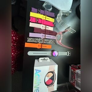 Samsung Galaxy Active 
Mod: SM-R500
10 extra straps